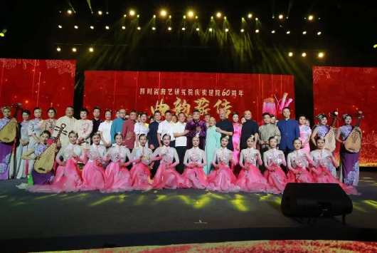 “曲韵薪传——四川传统曲艺名家名段”精品汇演在成都宽窄巷子举行