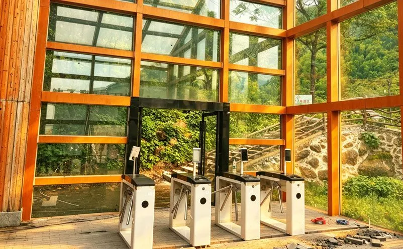 景区票务三辊闸应用场景：景区内单向分流通道场景