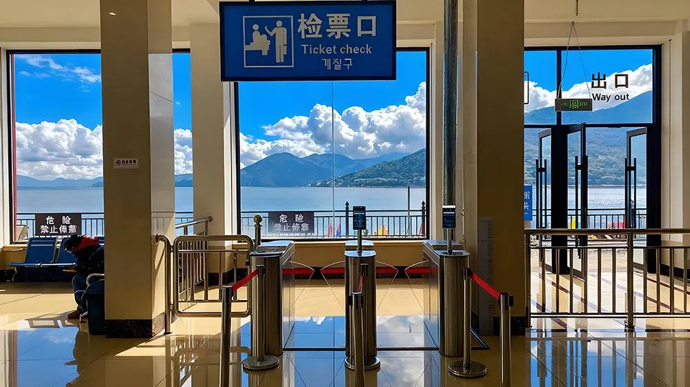 景区人脸识别一体机应用场景：实名制演出场馆人脸核验入场场景