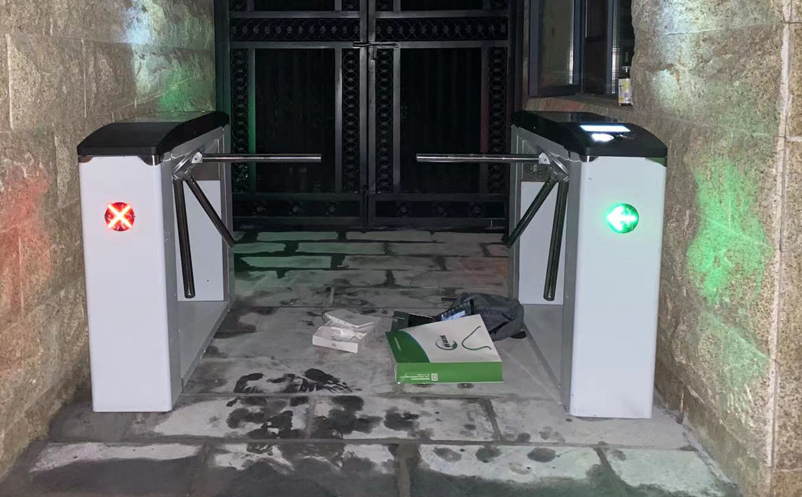 易景通摆闸票务系统适合小的游乐场所，刷脸、刷卡扫码开闸