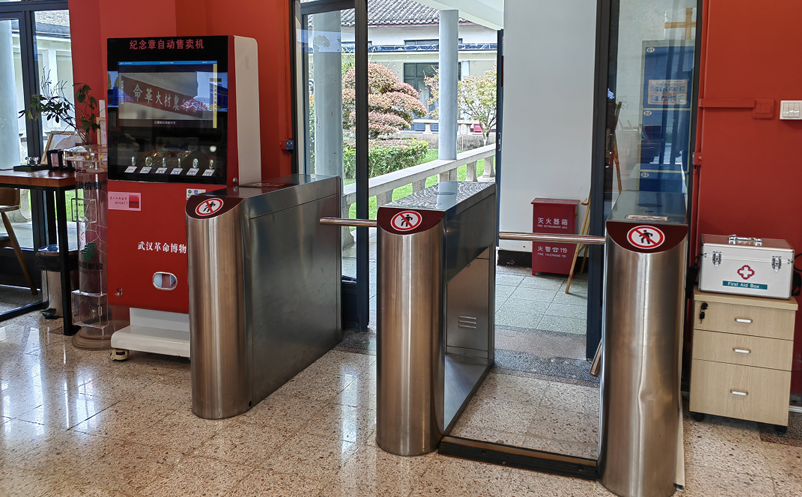 自助售票系统与人工窗口并行，景区服务更灵活