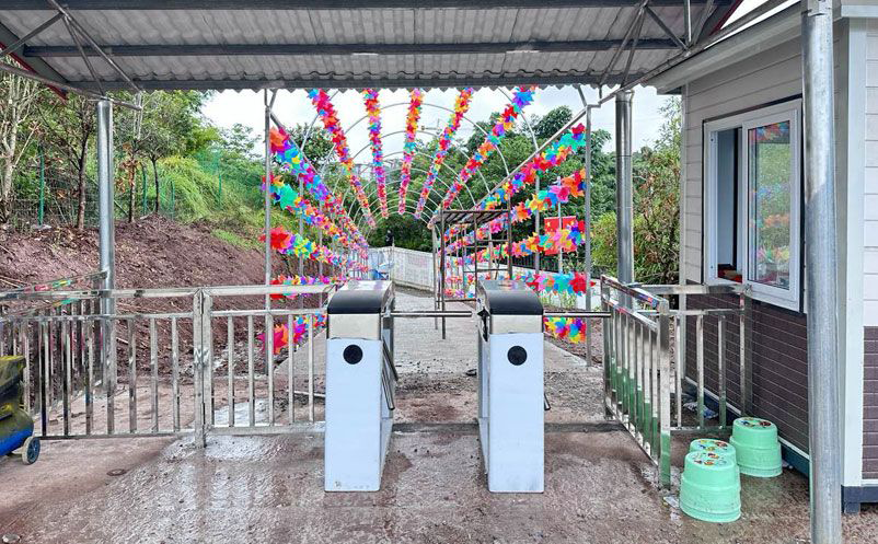 自助售票系统与人工窗口并行，景区服务更灵活