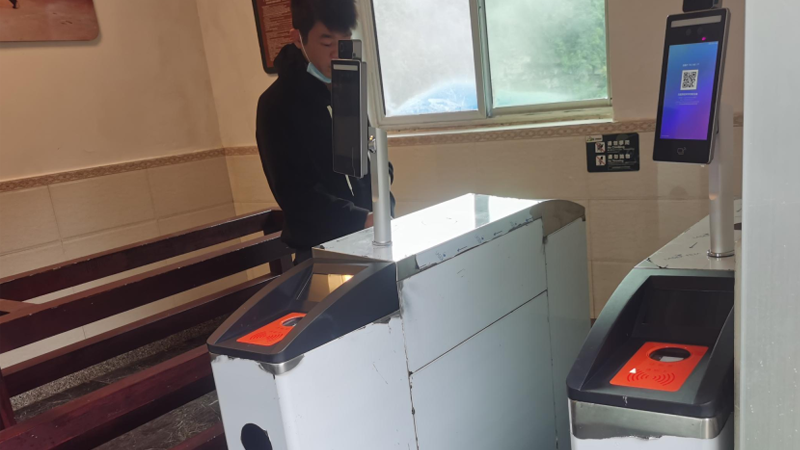 易景通员工在碧峰峡景区现场票务系统软件和硬件测试图