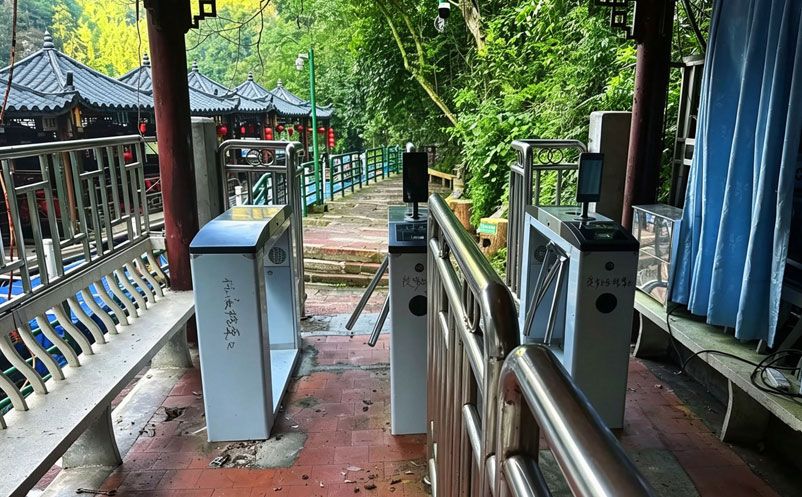 易景通多语言智慧票务系统落地张家界宝峰湖,解决景区国际化售票难题 易景通多语言智慧票务系统落地张家界宝峰湖,解决景区国际化售票难题